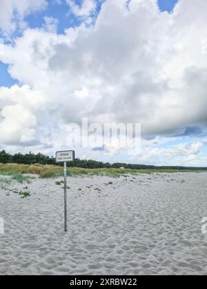 Un sentiero conduce dalla spiaggia di sabbia bianca e fine con l'insegna "Anfang FKK Strand" attraverso le dune fino alla foresta di Darßwald sullo sfondo, località di villeggiatura e località balneare baltica di Prerow, Fischland Darß, Meclemburgo-Vorpommern, Germania Foto Stock