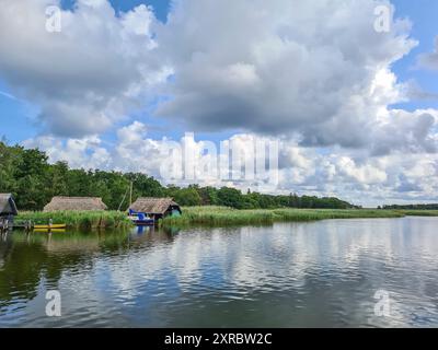 Case con tetti di paglia sulla riva del vecchio porto nella località balneare baltica di Prerow, Fischland Darß, Meclemburgo-Vorpommern, Germania Foto Stock