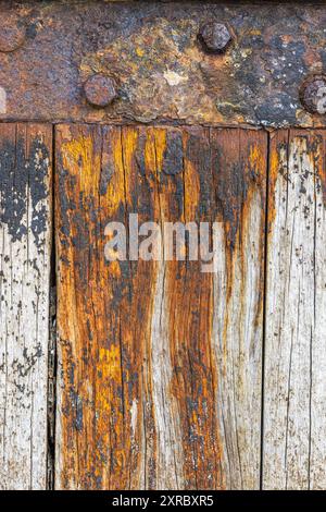 Dettaglio di una tavola di legno sbiadita e metallo arrugginito, immagine di sfondo Foto Stock