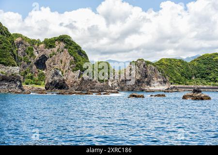 Spettacolare calcarea carsica sulla costa dell'Oceano Pacifico a Nachikatsuura, Wakayama, Giappone, parte del Parco Nazionale Yoshino-Kumano e Nanki Kumano geo Foto Stock