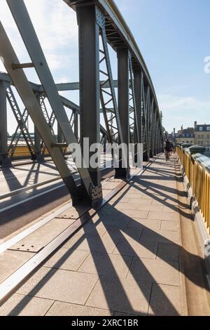 Inghilterra, Kent, Rochester, il vecchio ponte sul fiume Medway Foto Stock
