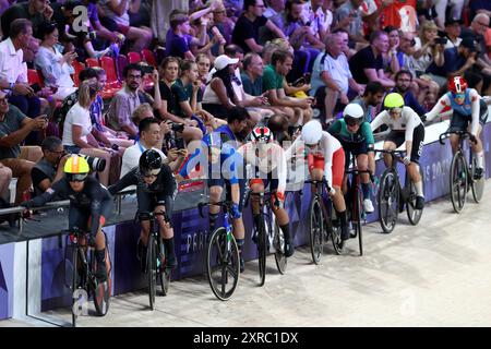 Saint Quentin EN Yvelines, Francia. 09 agosto 2024. Olympia, Parigi 2024, Ciclismo, pista, Madison, le donne, i ciclisti all'inizio. Crediti: Jan Woitas/dpa/Alamy Live News Foto Stock