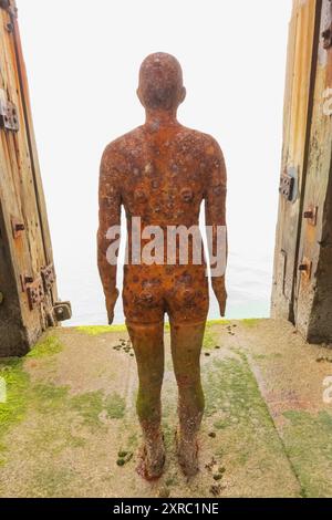 Inghilterra, Kent, Folkestone, Folkestone Pier, Scultura intitolata "Another Time XVIII and Another Time XXI" di Antony Gormley Foto Stock