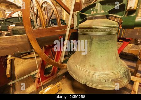 Inghilterra, Sussex, East Sussex, Rye, St. Mary's Church, vista interna delle campane della chiesa Foto Stock