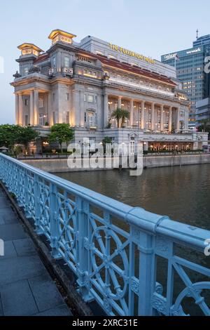Asia, Singapore, Singapore River e il Fullerton Hotel at Dusk Foto Stock