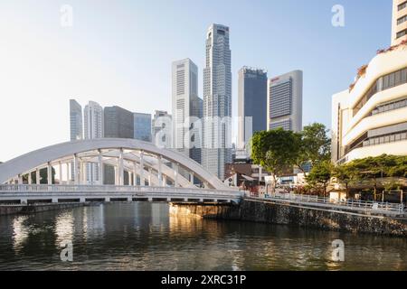 Asia, Singapore, Boat Quay con Elgin Bridge e edifici della zona commerciale del fiume Singapore e della città Foto Stock