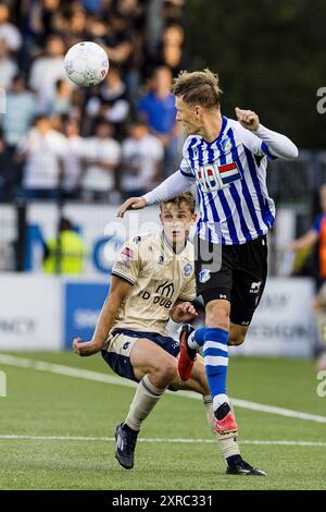 Eindhoven, Paesi Bassi. 09 agosto 2024. EINDHOVEN - 09-08-24. Stadio Jan Louwers. Keuken Kampioen Divisie, KKD. FC Eindhoven - FC Den Bosch. Il giocatore di den Bosch Nick de Groot, il giocatore di Eindhoven Sven Blummel crediti: Pro Shots/Alamy Live News Foto Stock