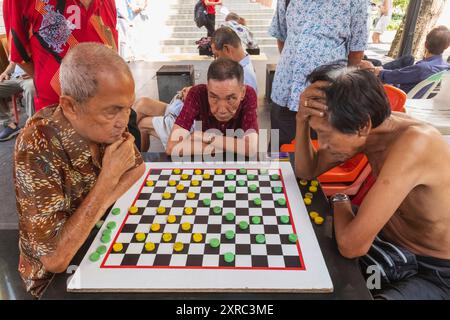 Asia, Singapore, Chinatown, anziani che giocano a dama Foto Stock