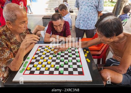 Asia, Singapore, Chinatown, anziani che giocano a dama Foto Stock