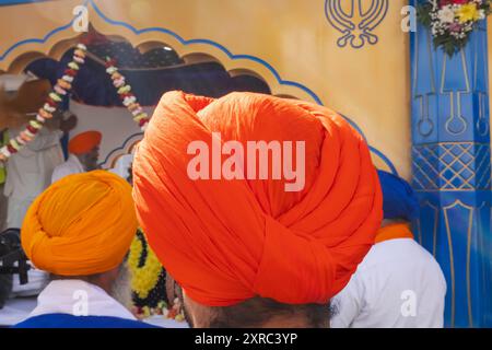 Inghilterra, Kent, Gravesend, il Guru Nanak Darbar Gurdwara, l'annuale Vaisakhi, alias Baisakhi Festival, che si tiene il 13 aprile, i partecipanti alla sfilata pregano davanti al Sacro Carro Carro Foto Stock