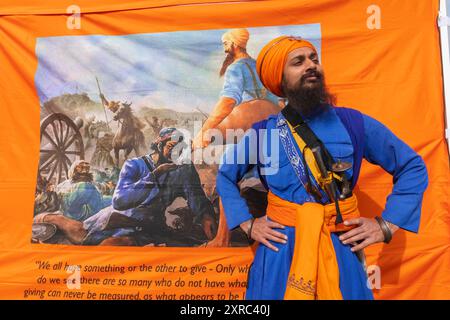 Inghilterra, Kent, Gravesend, il Guru Nanak Darbar Gurdwara, l'annuale Vaisakhi, alias Baisakhi Festival, che si tiene il 13 aprile, giovane vestito con il colorato costume tradizionale Sikh Foto Stock
