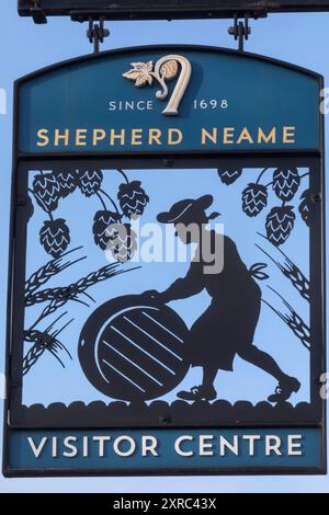 Inghilterra, Kent, Faversham, Shepherd Neame, il più antico produttore di birra britannico, cartello del centro visitatori Foto Stock