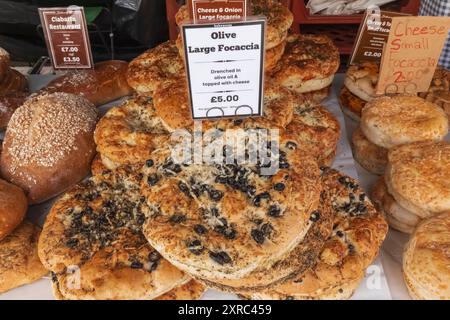 Inghilterra, Kent, Faversham, mercato di Faversham, esposizione di pane Focaccia Foto Stock