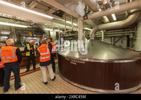 Inghilterra, Kent, Faversham, Shepherd Neame, il più antico produttore di birra britannico, visitatori del tour della fabbrica di birra Foto Stock