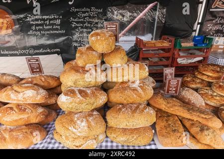 Inghilterra, Kent, Faversham, mercato di Faversham, esposizione di pane Foto Stock