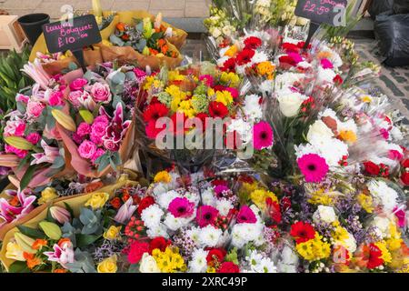 Inghilterra, Kent, Faversham, mercato di Faversham, esposizione di fiori freschi Foto Stock