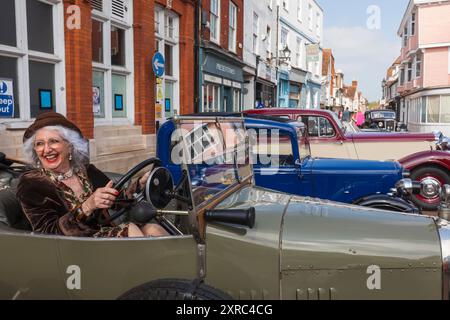 Inghilterra, Kent, Faversham, Festival annuale dei trasporti, West Street, signora anziana vestita con abiti d'epoca seduti in auto Foto Stock