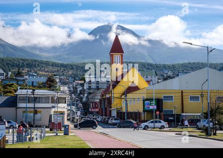 Vista sulla città di fronte a un paesaggio montano, Cerro Martial, Ushuaia, Tierra del Fuego, Argentina Foto Stock