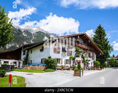 Agriturismo con Lüftlmalereien nella valle del Leutasch tirolese Foto Stock