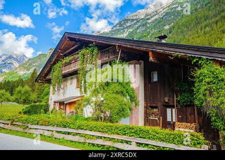 Antico casale nella valle del Leutasch tirolese con affreschi Foto Stock