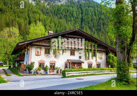 Antico casale nella valle del Leutasch tirolese con affreschi Foto Stock