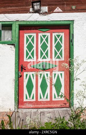 Porta d'ingresso con cassette dipinte di un vecchio casale, la valle di Leutasch, Tirolo, Austria Foto Stock