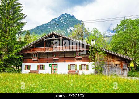 Antico casale nella valle del Leutasch tirolese Foto Stock