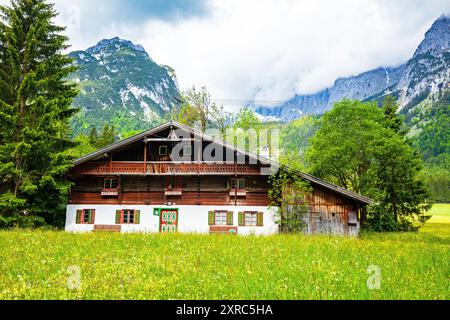 Antico casale nella valle del Leutasch tirolese Foto Stock