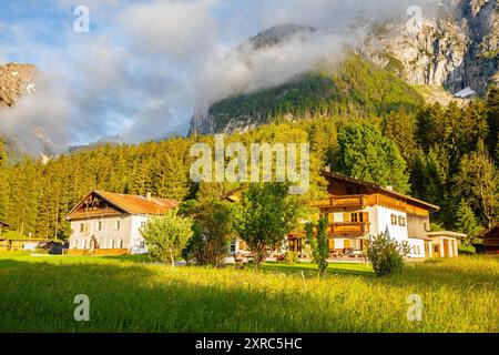 Antico casale nella valle del Leutasch tirolese Foto Stock