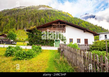 Fattoria storica nella valle del Leutasch tirolese Foto Stock