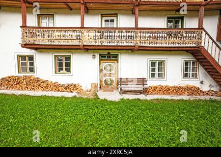 Fattoria storica nella valle del Leutasch tirolese Foto Stock