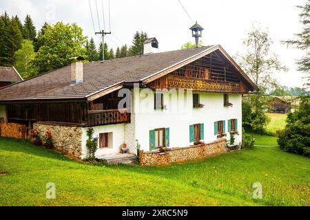 Fattoria storica nella valle del Leutasch tirolese Foto Stock