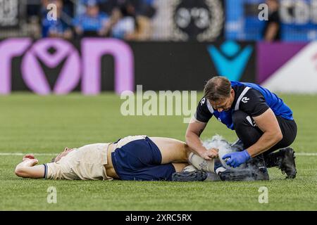 Eindhoven, Paesi Bassi. 09 agosto 2024. EINDHOVEN - 09-08-24. Stadio Jan Louwers. Keuken Kampioen Divisie, KKD. FC Eindhoven - FC Den Bosch. Trattamento per infortuni al giocatore den Bosch Nick de Groot. Crediti: Pro Shots/Alamy Live News Foto Stock