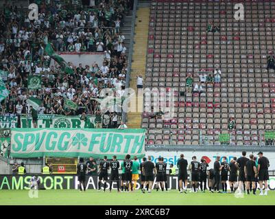 Fuerth bedankt sich bei den fans, GER, 1. FC Kaiserslautern vs. Spvgg Greuther Fuerth, Fussball, 2. Bundesliga, 2. Spieltag, Spielzeit 2024-25, 09.08.2024, REGOLAMENTO DFL QUALSIASI USO di FOTOGRAFIE COME SEQUENZE DI IMMAGINI E / ORQUASI-VIDEO, foto: Eibner-Pressefoto/Joerg Niebergall Foto Stock