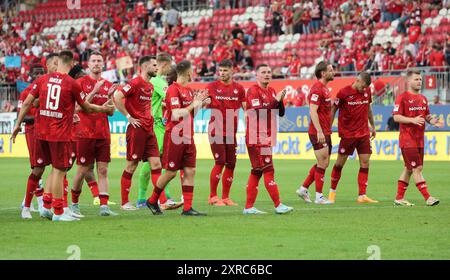 FCK bedankt sich bei den fans, GER, 1. FC Kaiserslautern vs. Spvgg Greuther Fuerth, Fussball, 2. Bundesliga, 2. Spieltag, Spielzeit 2024-25, 09.08.2024, REGOLAMENTO DFL QUALSIASI USO di FOTOGRAFIE COME SEQUENZE DI IMMAGINI E / ORQUASI-VIDEO, foto: Eibner-Pressefoto/Joerg Niebergall Foto Stock