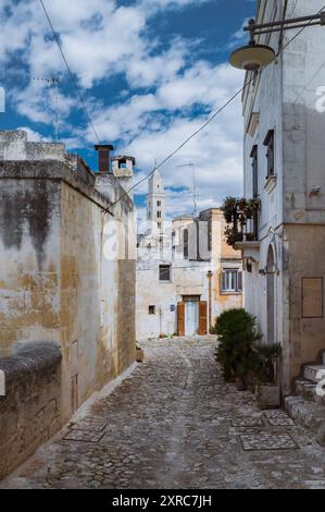 Esplora i pittoreschi vicoli della città grotta di Matera in Puglia, patrimonio dell'umanità dell'UNESCO e luogo del film di James Bond "non c'è tempo per morire" Foto Stock