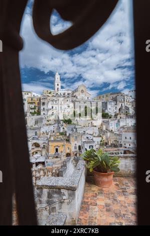 Esplora i pittoreschi vicoli della città grotta di Matera in Puglia, patrimonio dell'umanità dell'UNESCO e luogo del film di James Bond "non c'è tempo per morire" Foto Stock