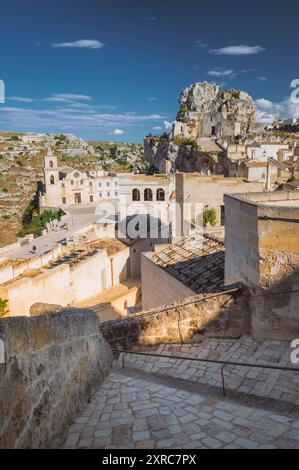 Esplora i pittoreschi vicoli della città grotta di Matera in Puglia, patrimonio dell'umanità dell'UNESCO e luogo del film di James Bond "non c'è tempo per morire" Foto Stock