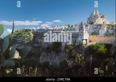 Esplora i pittoreschi vicoli della città grotta di Matera in Puglia, patrimonio dell'umanità dell'UNESCO e luogo del film di James Bond "non c'è tempo per morire" Foto Stock