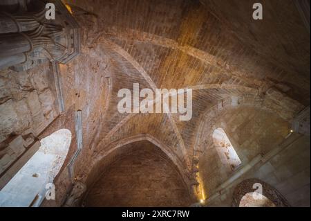 Vista interna di una sala nel Castel del Monte in Puglia Foto Stock