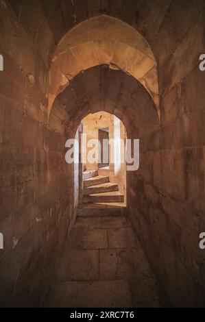 Vista interna di un corridoio con scale nel Castel del Monte in Puglia Foto Stock