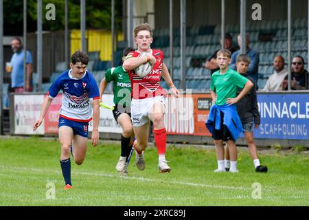 Neath, Galles. 3 agosto 2024. Samuel Dickenson del Galles corre per la linea di meta durante la partita Under 16 Four Nations Rugby League Championship tra Galles e Inghilterra Community Lions al Lextan Gnoll di Neath, Galles, Regno Unito, il 3 agosto 2024. Crediti: Duncan Thomas/Majestic Media. Foto Stock