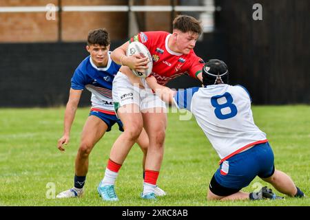 Neath, Galles. 3 agosto 2024. Isaac Holdsworth del Galles tiene al largo Joseph Higgins-Meadows of England Community Lions durante la partita del campionato Under 16 Four Nations tra Galles e Inghilterra Community Lions al Lextan Gnoll di Neath, Galles, Regno Unito, il 3 agosto 2024. Crediti: Duncan Thomas/Majestic Media. Foto Stock