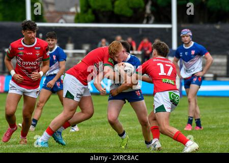 Neath, Galles. 3 agosto 2024. Isaac Holdsworth, del Galles, affronta Reece Galvin of England Community Lions durante la partita Under 16 Four Nations Rugby League Championship tra Galles e Inghilterra Community Lions al Lextan Gnoll di Neath, Galles, Regno Unito, il 3 agosto 2024. Crediti: Duncan Thomas/Majestic Media. Foto Stock