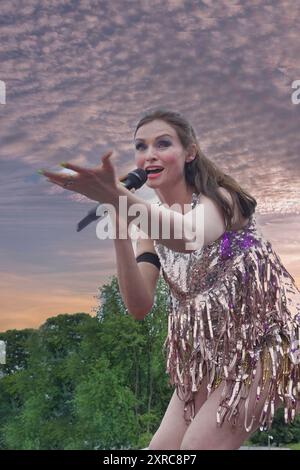 Brighton, West Sussex, Regno Unito - sabato 3 agosto 2024 Sophie Ellis-Bextor si esibisce al "Fabuloso" il festival annuale LBGTQ che si tiene a Preston Park, Brighton, Regno Unito Foto Stock