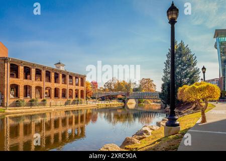 Greenville, SC, US-11 novembre 2016: Vista dello storico Wyche Pavillion, situato nel quartiere industriale di Reedy River, come si vede in Foto Stock