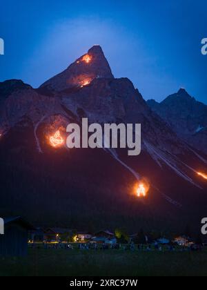 Tirolo Zugspitz Arena, falò di mezza estate, Tirolo, Austria Foto Stock