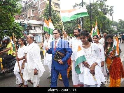 Patna, India. 09 agosto 2024. PATNA, INDIA - 9 AGOSTO: Gli artisti vestono Mahatma Gandhi e Bhimrao Ambedkar partecipano a Tiranga March durante il programma 'Ek Bharat Shreshtha Bharat', il 9 agosto 2024 a Patna, India. (Foto di Santosh Kumar/Hindustan Times/Sipa USA) credito: SIPA USA/Alamy Live News Foto Stock