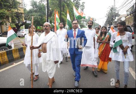 Patna, India. 09 agosto 2024. PATNA, INDIA - 9 AGOSTO: Gli artisti vestono Mahatma Gandhi e Bhimrao Ambedkar partecipano a Tiranga March durante il programma 'Ek Bharat Shreshtha Bharat', il 9 agosto 2024 a Patna, India. (Foto di Santosh Kumar/Hindustan Times/Sipa USA) credito: SIPA USA/Alamy Live News Foto Stock