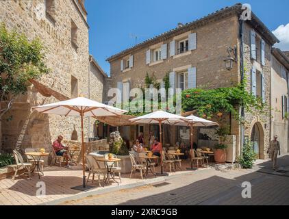 Francia, Provenza, Lourmarin, città vecchia, Street Cafe, turisti Foto Stock